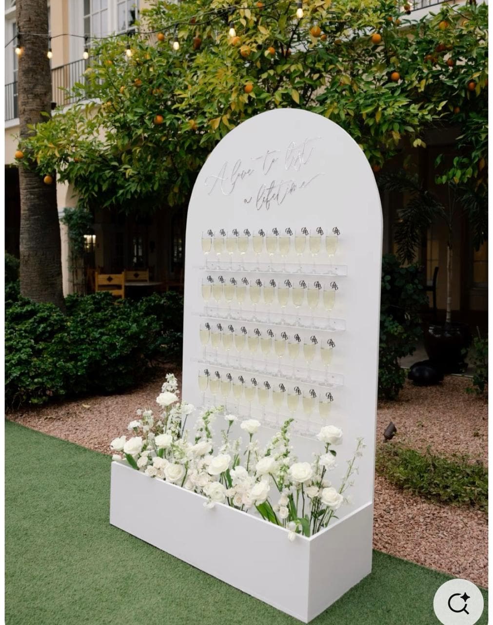 Grand Mur à Champagne Blanc (Champagne Wall)